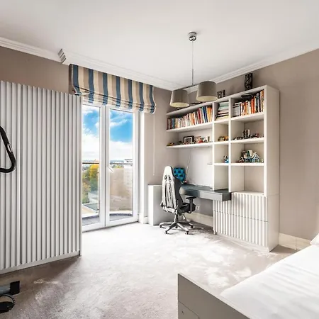 Before Making Request, Read My Profile Host At The Bottom Of Page # Large City Centre Apartment 华沙